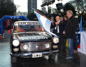 Juan María Traverso larga el primer auto en carrera de Pepe Migliore